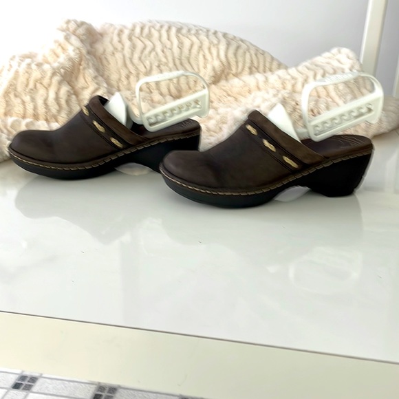 Columbia Ladies Brown Clogs. Size 7. - Picture 3 of 11
